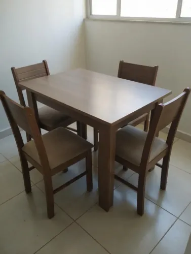 Mesa de jantar de madeira