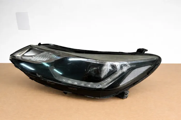Farol Cruze 2017 (Somente para Peças) - LED Funcionando