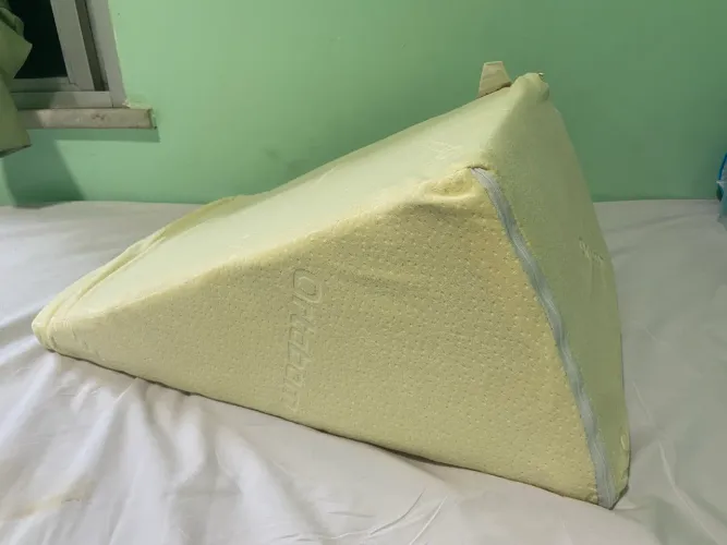 Encosto triangular para cama | ac. Cartão e entrego