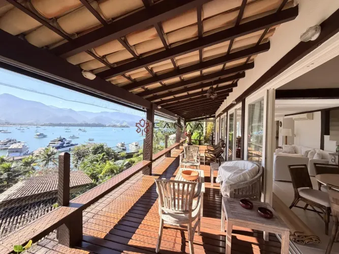 Casa estilo chalé no Iate Clube de Santos com vista para o mar