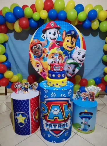 Painel de festa redondo 1,20x1,80 e trio de mesas cilindros em MDF