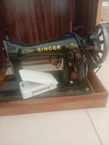 Máquina de costura reta pretinha