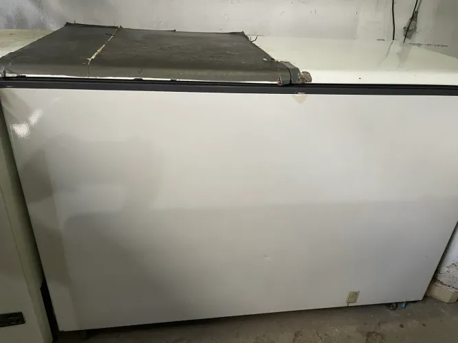 Freezer semi novo