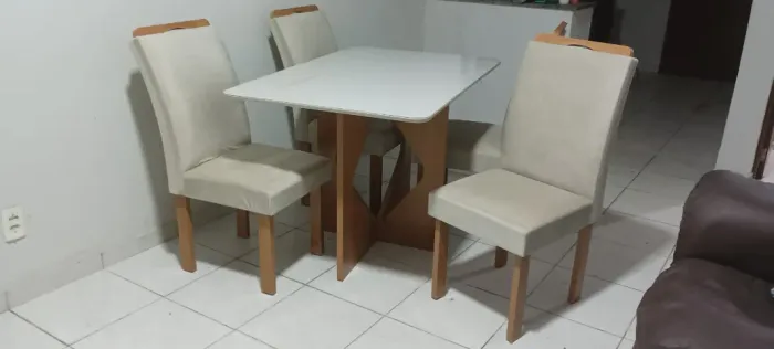 Mesa de jantar c/ 4 cadeiras