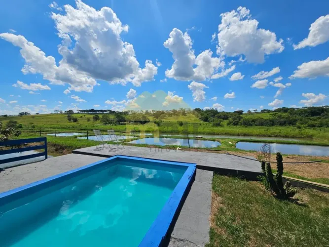 Chácara com casa, salão de festas, churrasqueira e piscina