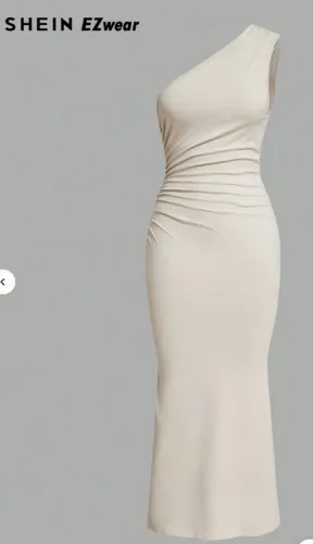 Vestido midi cor de rica, um ombro só bem verão.