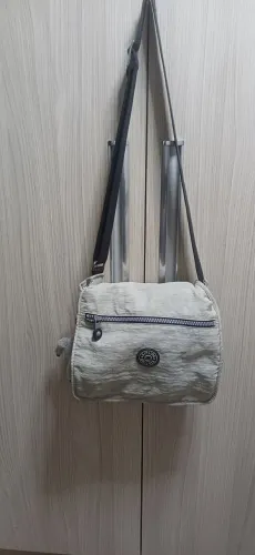 bolsa da marca Kipling estilo carteiro