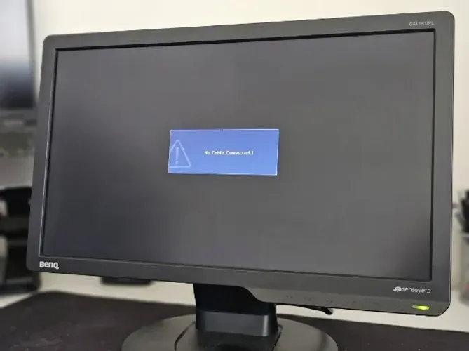 Monitor BenQ 15.6" HD (Modelo ET-0024-TA) - Perfeito Estado / Compacto e Econômico