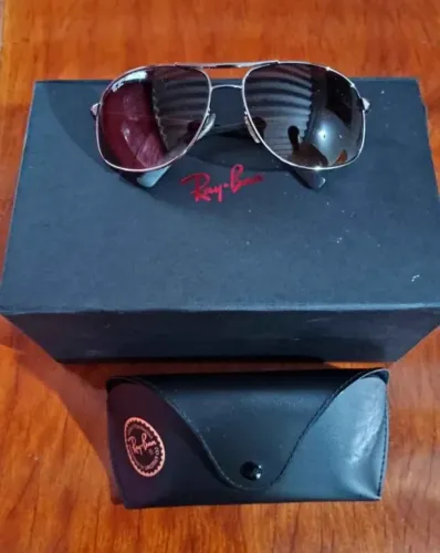 Óculos Ray-ban aviator.