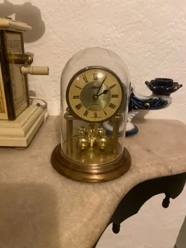 Relógio de mesa marcaQuartz com cúpula em acrílico funcionando.