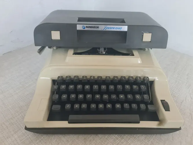 Maquina de escrever Remington Ipanema Vintage Original Funcionando perfeitamente + Tampa