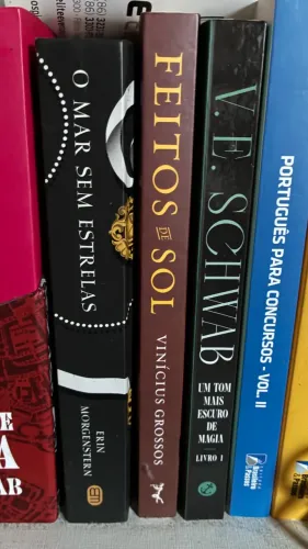 Livros Mar sem estrelas, Feitos de sol, Um tom mais escuro de magia