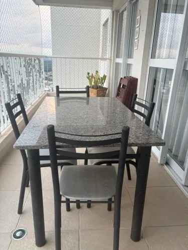Vendo mesa de granito com 4 cadeiras