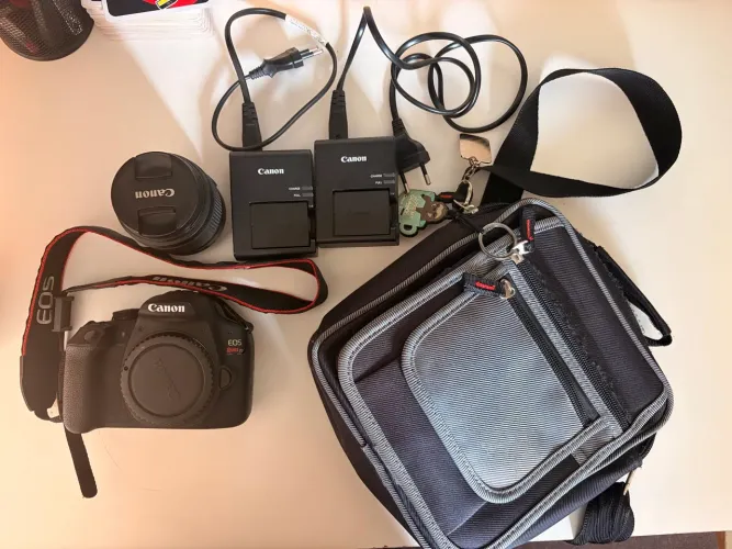 Canon T7 Rebel com Lente Kit + Duas baterias e carregadores + Bolsa