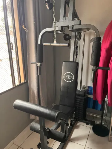Máquina de fazer exercícios completa