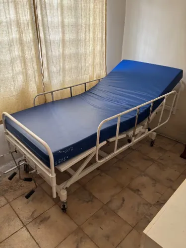 Cama Hospitalar Manual 3 Manivelas com Grades e Colchão