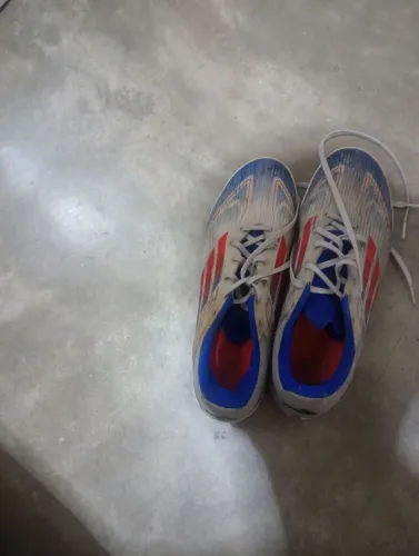 Society Adidas tamanho 41, usado três vezes. Valor negociável!!