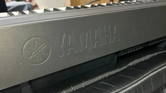 Piano digital Yamaha P45 com suporte e capa