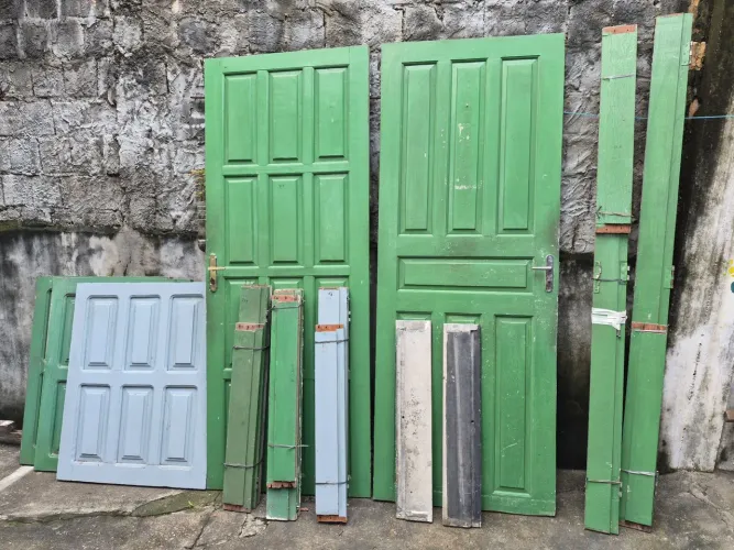Portas e Janelas de madeira maciça 