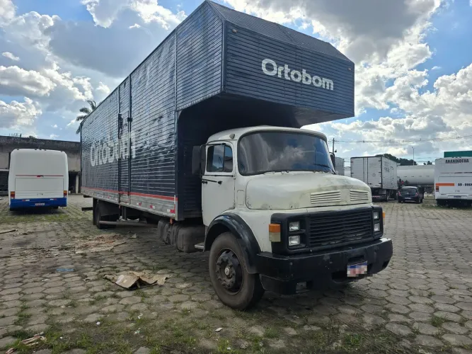Vendo caminhão baú 
