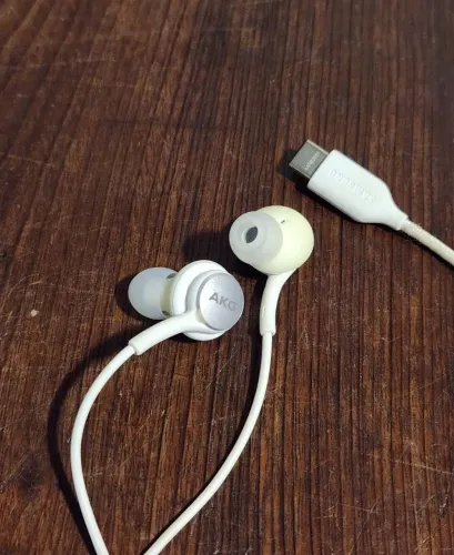 Fone de ouvido Samsung S20 FE USB-C - Praticamente Novo