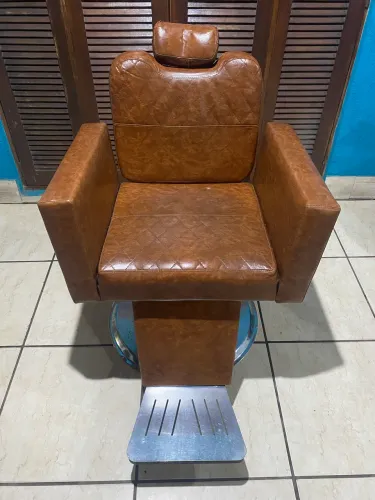 Cadeira de barbeiro + Bancada móvel