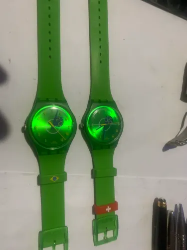 dois relógios Swatch verdes futebol