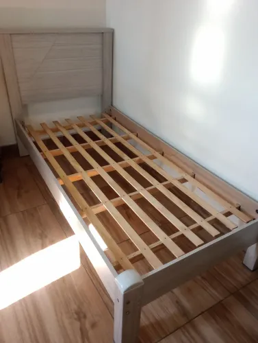 Vendo cama de solteiro e poltrona 