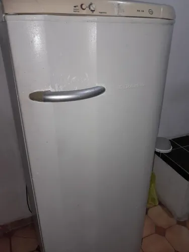 Vendo geladeira Electrolux 240 litros antiga mas funcionado perfeitamente 