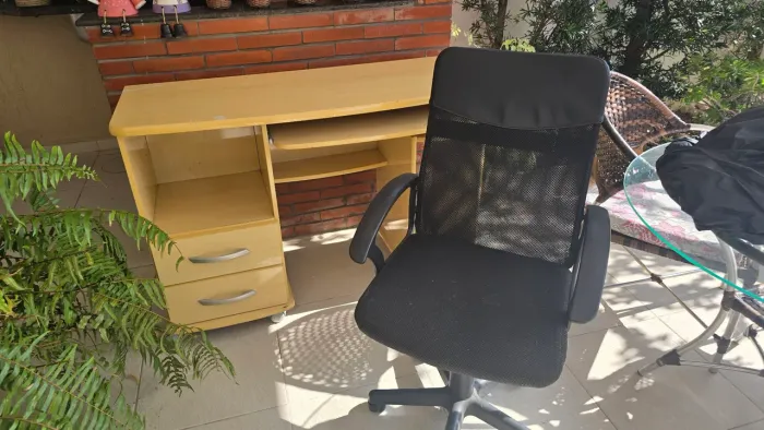 Mesa com cadeira para computador