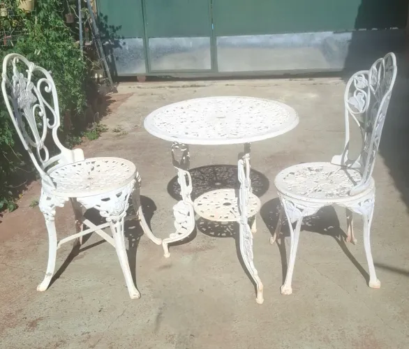 Mesa e cadeiras de alumínio