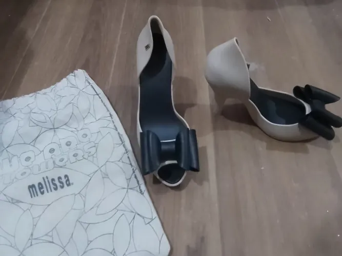 Sapato modelo Melissa Lady Dragon com laço 