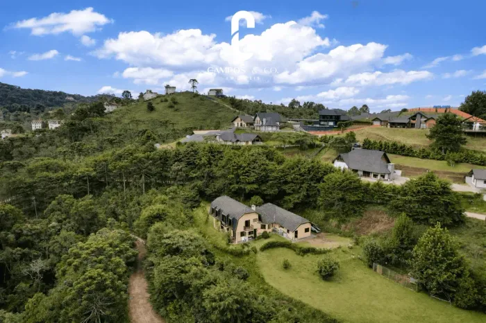 Residência Exclusiva na Vila Médica: Espaço, Conforto e Elegância em Campos do Jordão