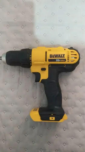 Parafusadeira/Furadeira dcd 771 20V (DeWALT)