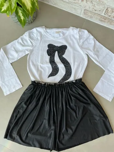 Conjunto camiseta manga longa + saia preta ZARA