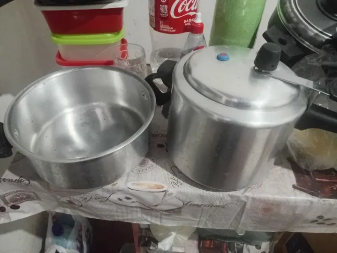 Vendo essa panela de pressão tem que arrumar e essa panela sem tampa