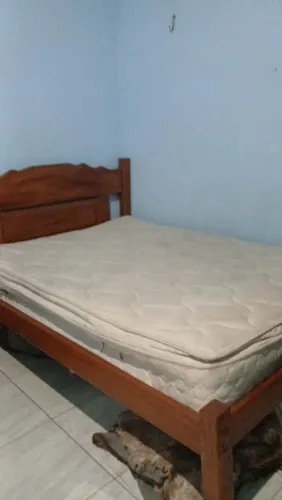 Cama de madeira com colchão
