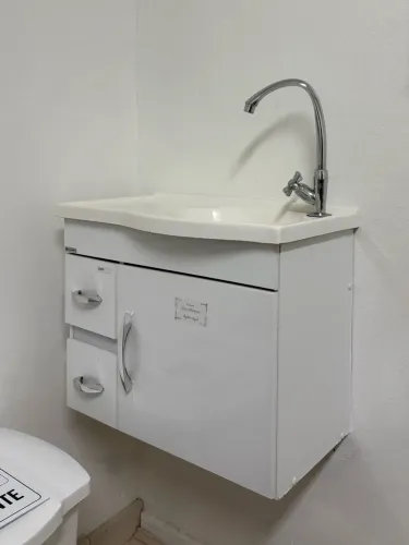 Gabinete com lavatório e torneira