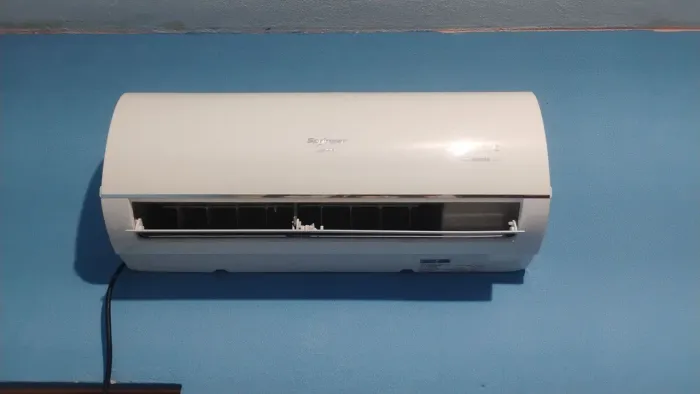 Vende-se ar condicionado 9 mil BTUs inverter marca Midea semi nova 