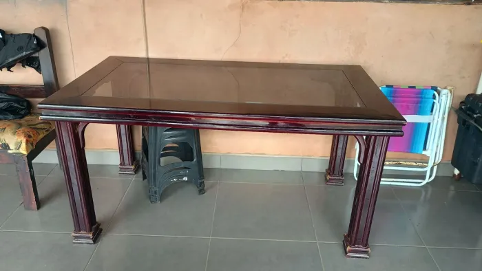 Vendo mesa de madeira com tampo de vidro
