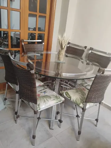 Mesa de vidro e 6 cadeiras
