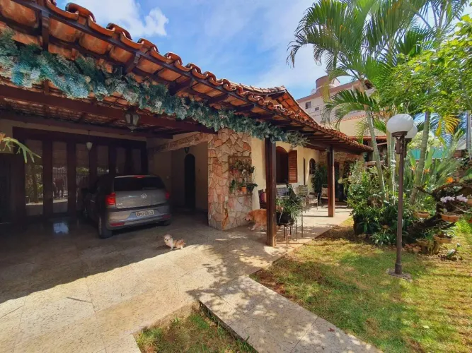 Casa em um lote de 360m² com Piscina, Churrasqueira e Habite-se no Bairro Glória.