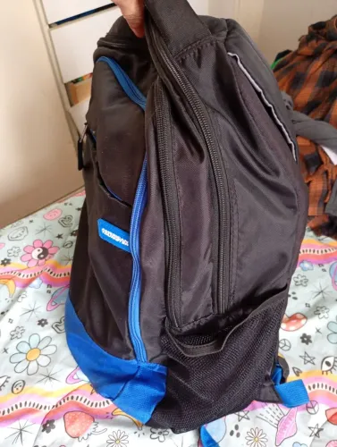 Vendo mochila grande preta com azul reforçada