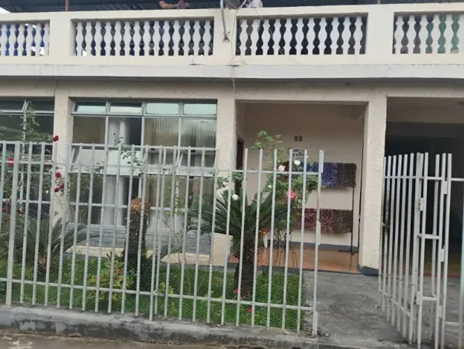 Casa térrea com boa localização no centro de Caputira MG