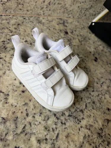 Tênis adidas infantil