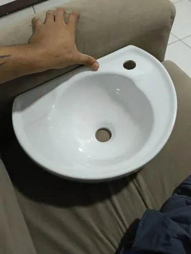 Lavatório em louça Celite 1/2 lua