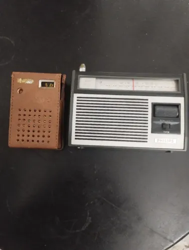 Lote c/ 2 radios de pilha , sendo 1 hi-delity model ts -650 e 1philips beira rio , parados