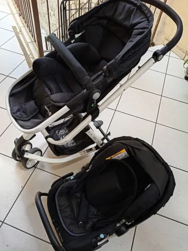 Carrinho de bebê com bebê conforto conjunto