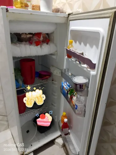 Vendo uma Geladeira quebra galho