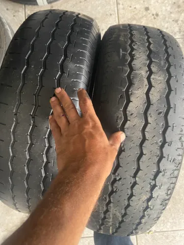 PAR DE PNEUS  205/70/15 DE CARGA ÓTIMOS